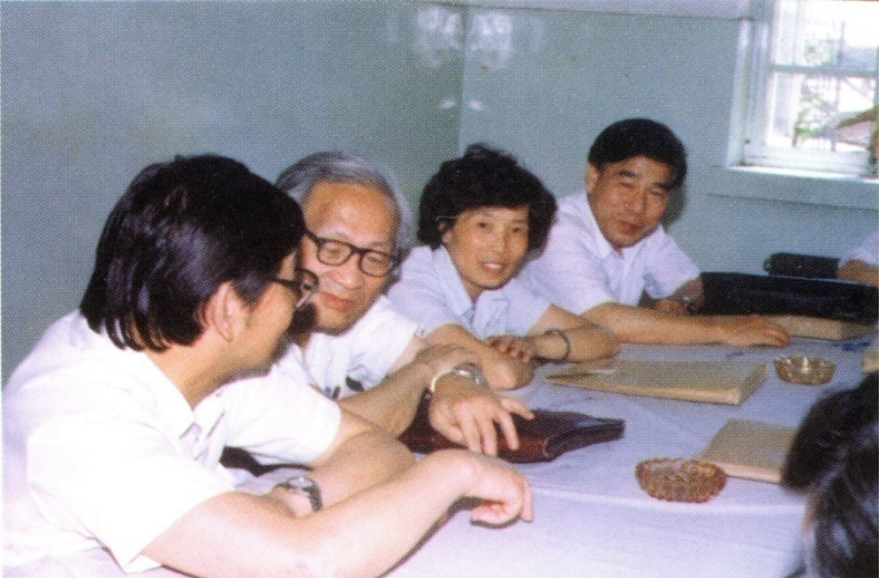 吴德馨先生与王守武院士探讨研究进度