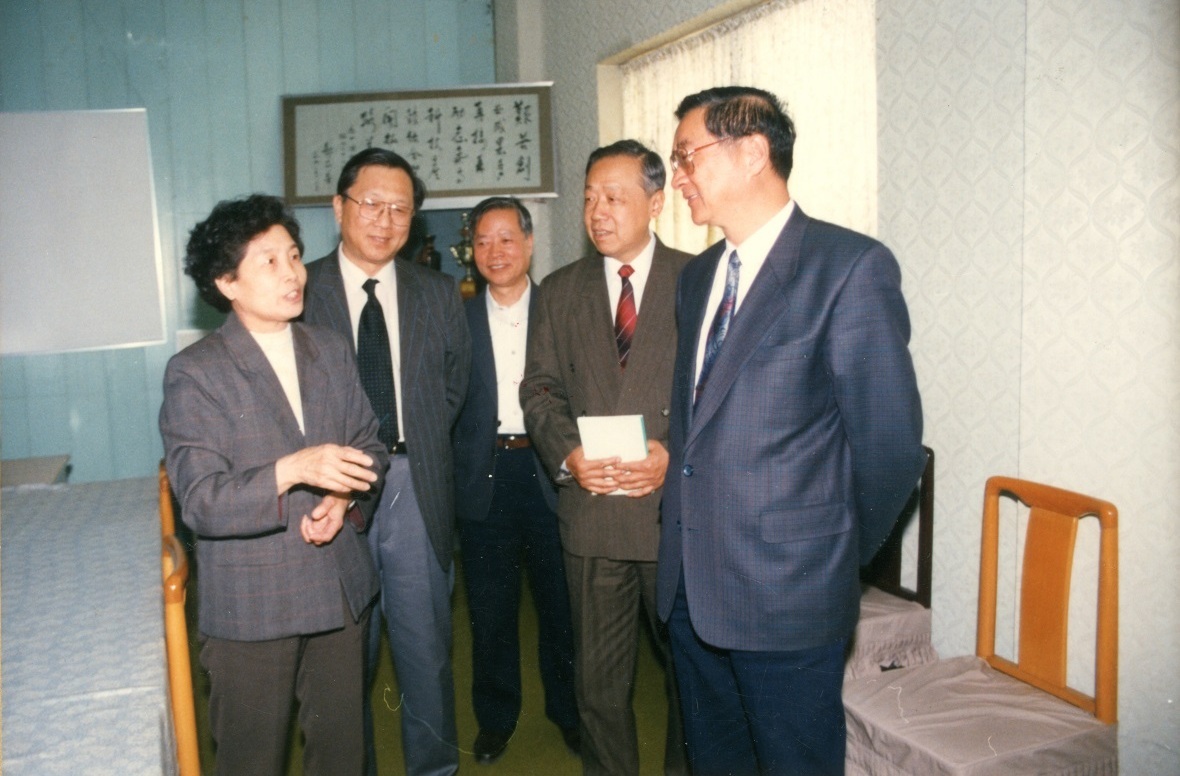 1996年，电子工业部部长胡启立、中国科学院副院长路甬祥视察微电子中心